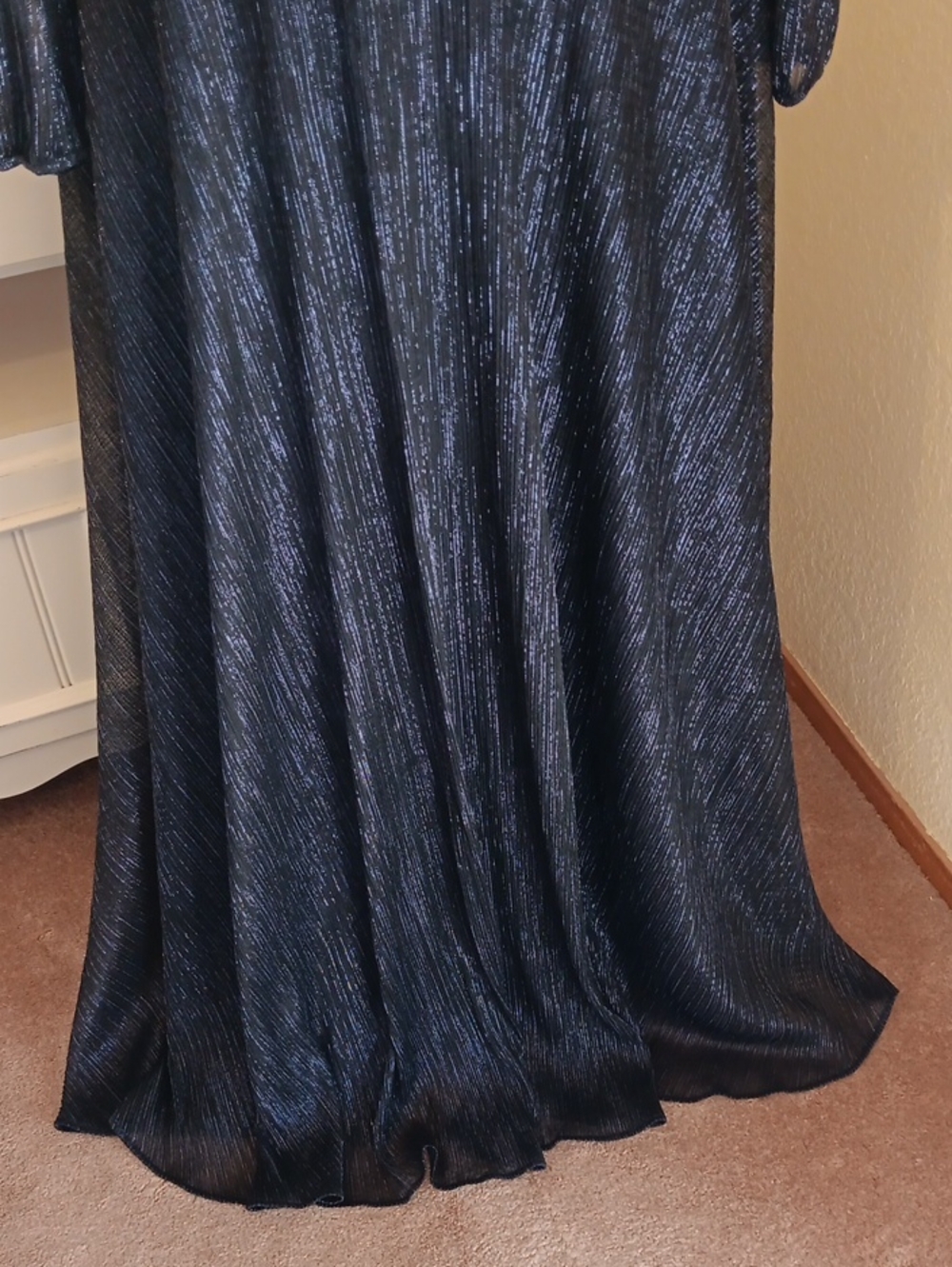 Betsy And Adam Elegant Long Sleeve V-Neck Navy Evening Dress. Metallic. - Picture 4 of 12